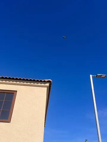 Dron sobrevolando la techumbre de una casa
