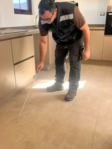 Inspector revisando el piso de una cocina