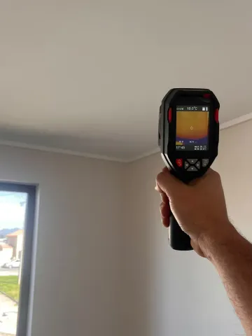 Cámara termográfica apuntando a un muro